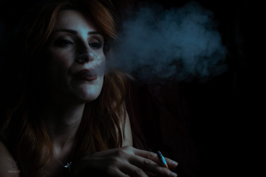 Sigara İçen Kadın Smoking woman BE.photos